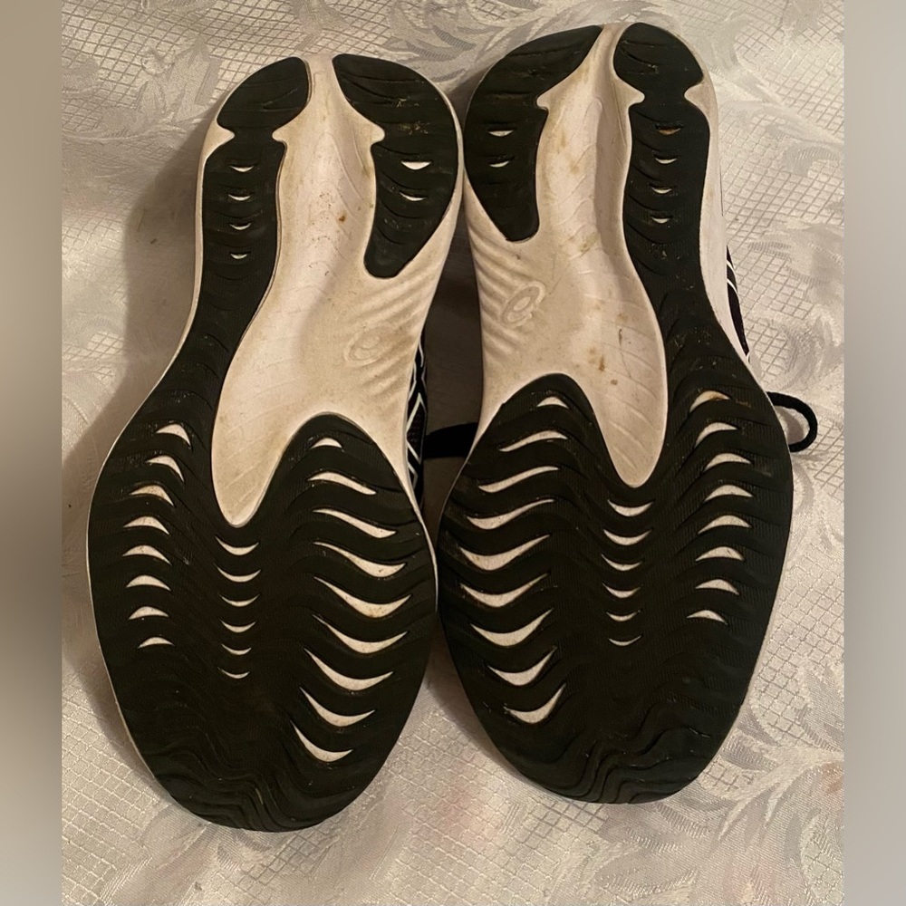 ASICS Black and White Running Shoes. Size 7.5 - Picture 6 of 9